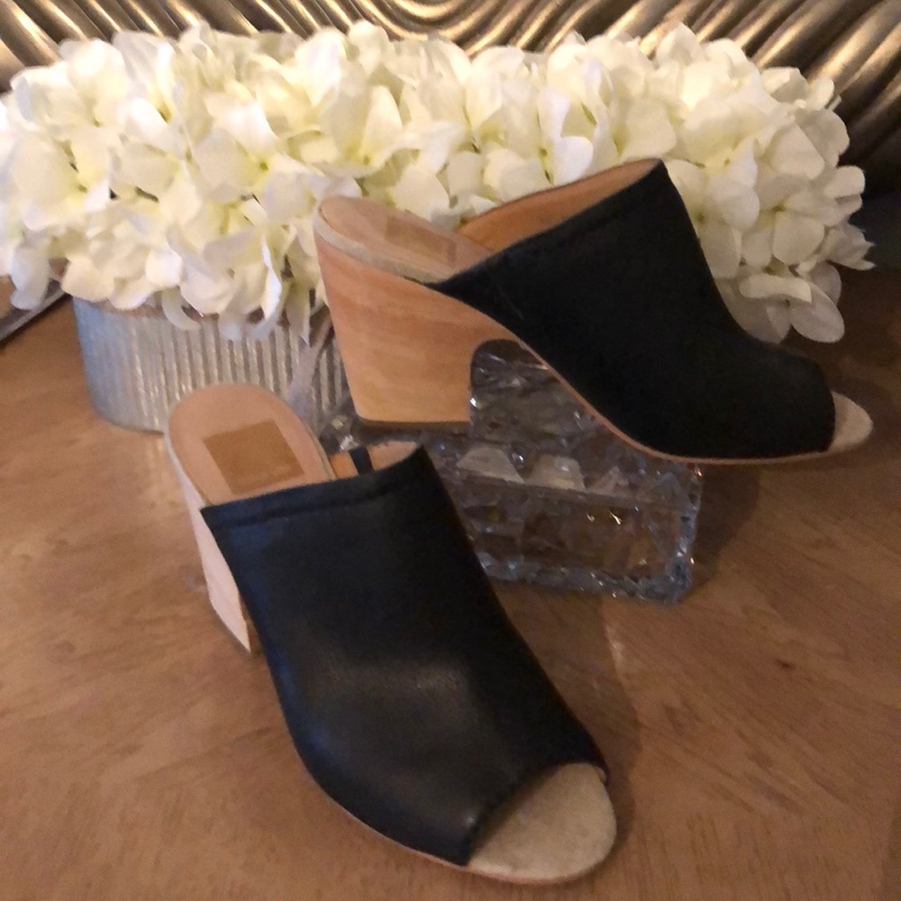 Leather wedged heel open toe shoe